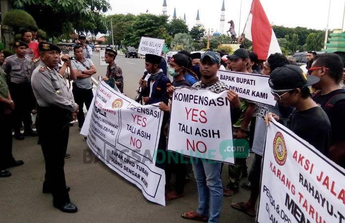 Tagih Kompensasi dari JOB-PPEJ, Warga Desa Rahayu Jalan Kaki Temui Bupati
