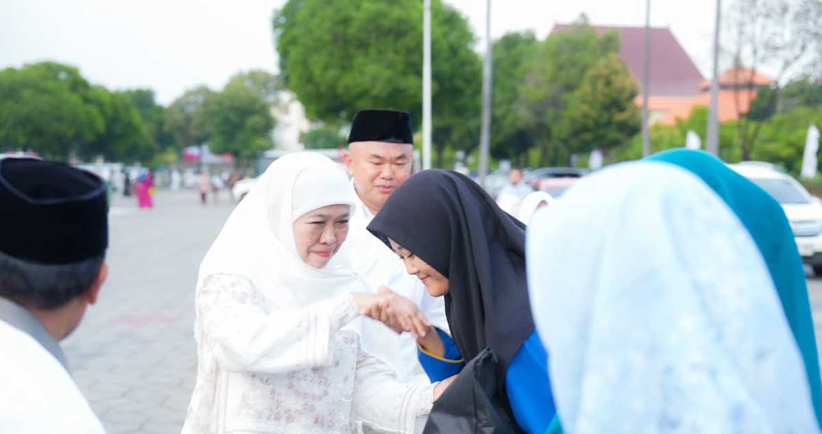 Gubernur Khofifah saat menyalami warga.