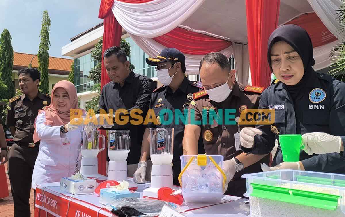 Kajari Gresik, Nana Riana (dua dari kanan), saat memusnahkan barang bukti. Foto: SYUHUD/BANGSAONLINE