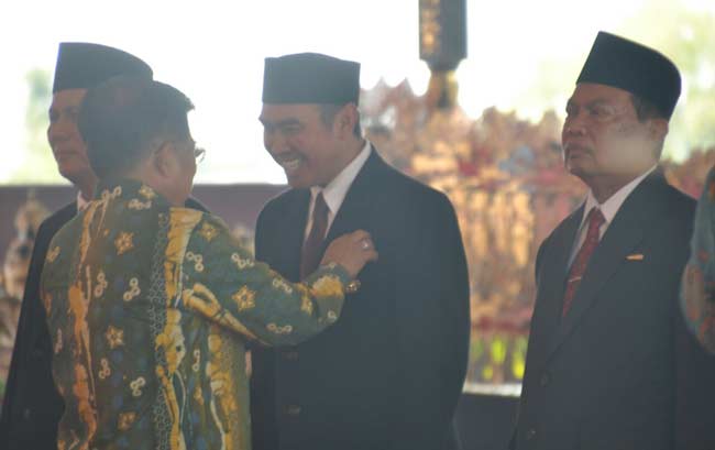 HM. Anton, Wali Kota Malang, saat menerima pengharhaan Satya Lencana dari Wapres RI Jusuf Kalla di Kabupaten Kulon Progo, Provinsi DIY. 