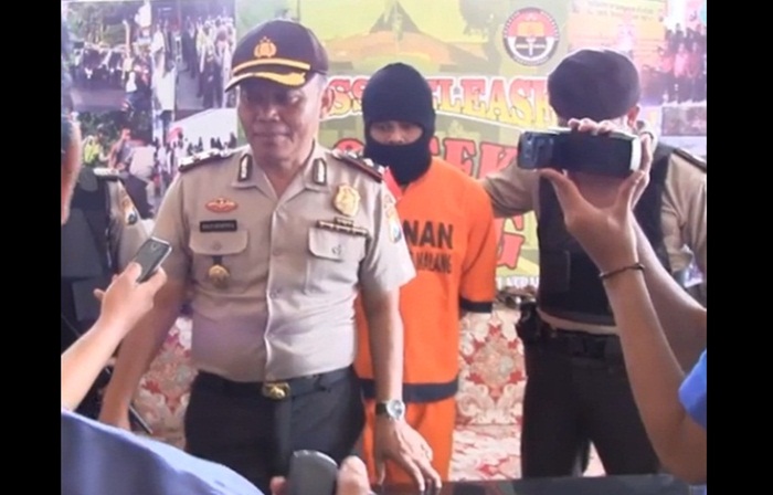 Kapolsek Lawang bersama tersangka saat rilis.