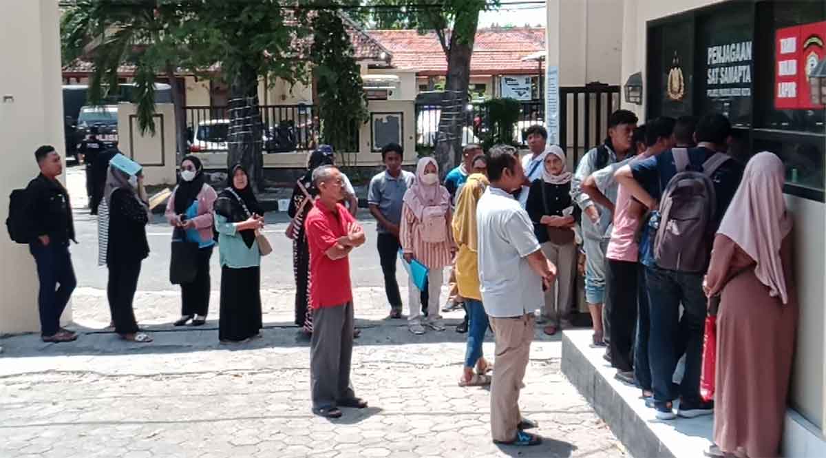Puluhan warga saat mendatangi Polres Probolinggo Kota untuk melaporkan seorang pengembang berinisial SH.