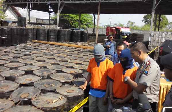 Kapolres AKBP Ady Wibowo ketika membongkar gudang aspal ilegal. (syuhud/BANGSAONLINE)