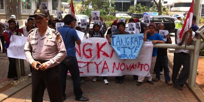 Para mahasiswa melakukan demonstrasi menuntut KPK segera menangkap Bendahara Umum Partai Golkar yang kini diangkat sebagai ketua DPR. Foto: merdeka.com
