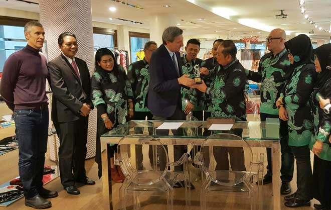 KENANG-KENANGAN: Bupati Sidoarjo H Saiful Ilah menyerahkan cinderamata khas Sidoarjo saat MoU ekspor produk Intako, di Milan, Italia, belum lama ini. foto: istimewa