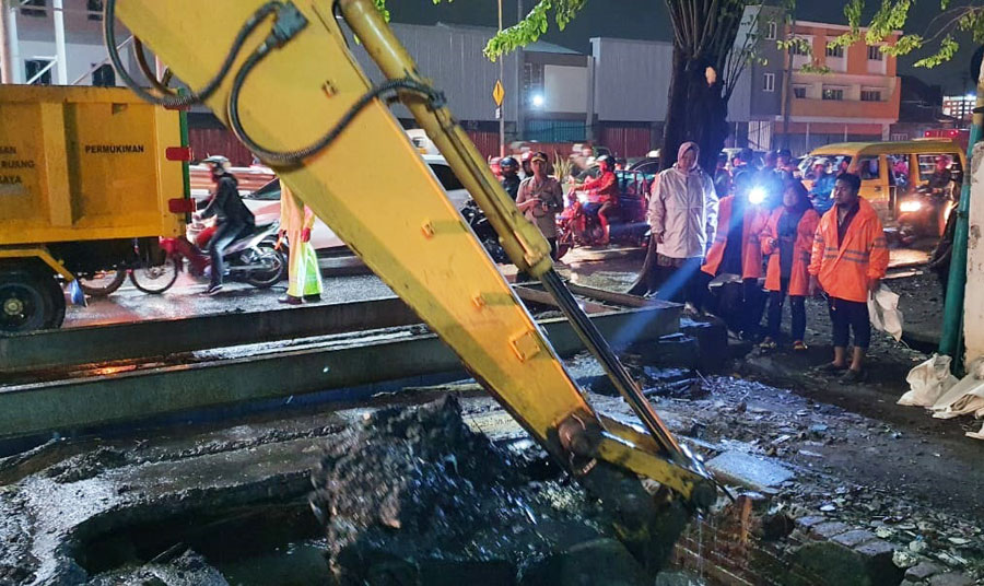 Wali Kota Risma (jaket putih) bersama jajarannya sedang melakukan normalisasi saluran yang mengarah ke Sungai Brantas.