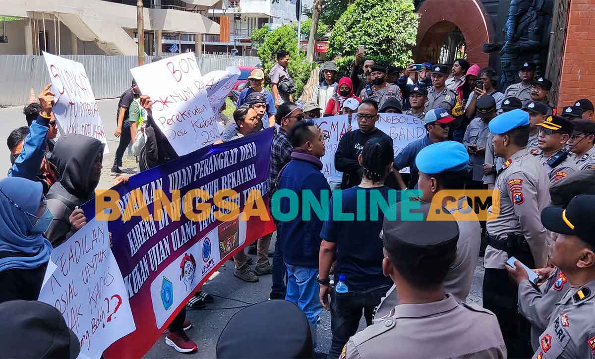 Aparat gabungan dari Polisi, TNI dan Satpol PP Kabupaten Kediri saat berhadap-hadapan dengan massa aksi. Foto: MUJI HARJITA/BANGSAONLINE