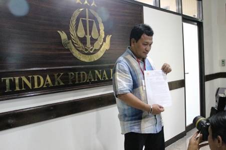 ?Yusuf Husni menunjukkan surat klarifikasi dari KONI. foto:nur faishal/BANGSAONLINE