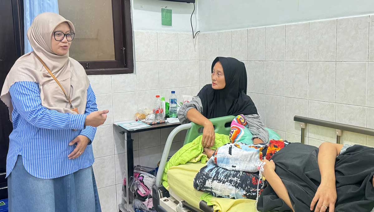 Kepala BPJS Kesehatan Madiun ketika berdialog dengan salah satu pasien yang merupakan peserta JKN atau Jaminan Kesehatan Nasional.