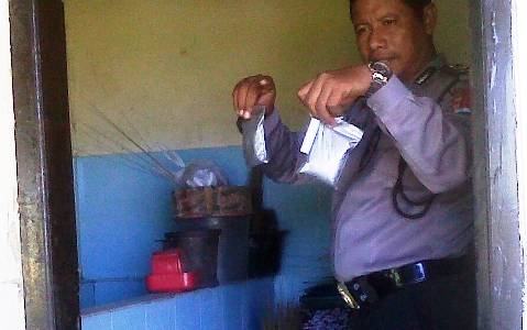 ?

Polisi menunjukkan barang bukti mercon yang disimpan di kamar mandi, agar tidak terkena suhu tinggi dan rawan meledak. Foto:ida okvinita/BANGSAONLINE