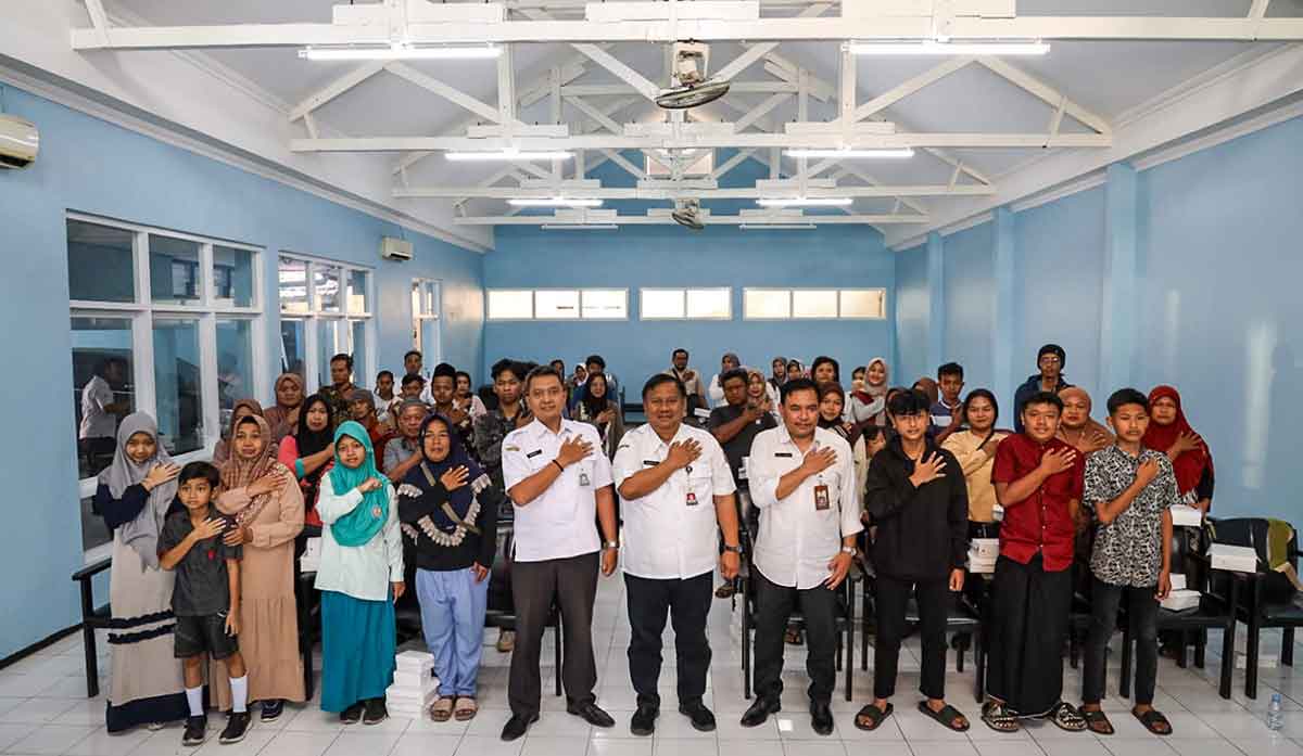 Kepala Dinsos Kota Kediri, Paulus Luhur Budi, bersama calon murid Sekolah Rakyat dan para orang tua. Foto: Ist 