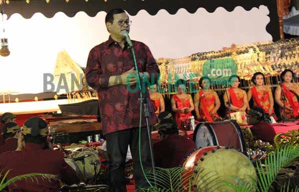 Menteri Sekretaris Kabinet RI Pramono Anung saat memberikan sambutan dalam pagelaran wayang kulit di Tepus, Kabupaten Kediri, Jawa Timur. foto: arif kurniawan/BANGSAONLINE