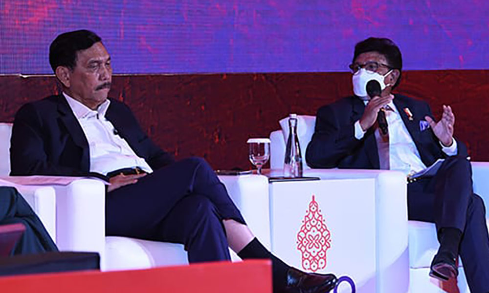 Menteri Komunikasi dan Informatika Johnny G. Plate (kanan) saat menyampaikan paparan dalam Forum Digital Economy Working Group (DEWG).