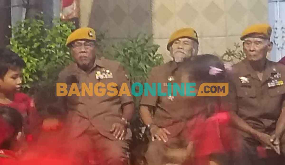 Para veteran saat menghadiri malam renungan kemerdekaan di Perumahan Gunungsari Indah, Surabaya. Foto: M. DIDI ROSADI/BANGSAONLINE