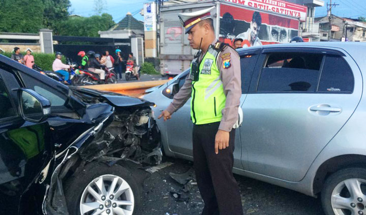 Petugas menunjukkan dua kendaraan yang terlibat kecelakaan.