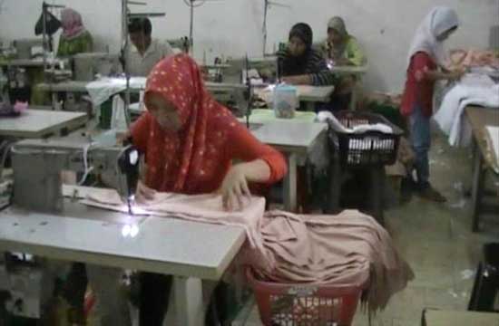 Karyawan tengah menjahit baju koko. (syuhud/BANGSAONLINE)