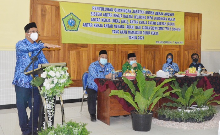 SAMBUTAN: Bupati Ahmad Muhdlor saat membuka BKK di SMK YPM 8 Sidoarjo, Rabu (17/3/2021). foto: istimewa