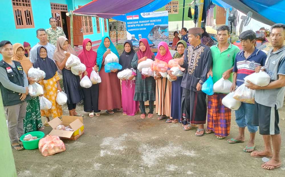 Perwakilan dari Ibadahsg Pte Ltd Singapura saat penyerahan bantuan untuk korban gempa di Desa Suwari, Kecamatan Sangkapura, Pulau Bawean. Foto: Ist.