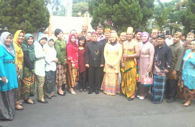 Pimpinan bersama staf PNS Kantor BPN Kabupaten Malang memperingati hari Kartini.