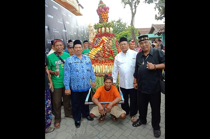 Ki Bagong bersama Kades Seno dan tokoh masyarakat sekitar.  