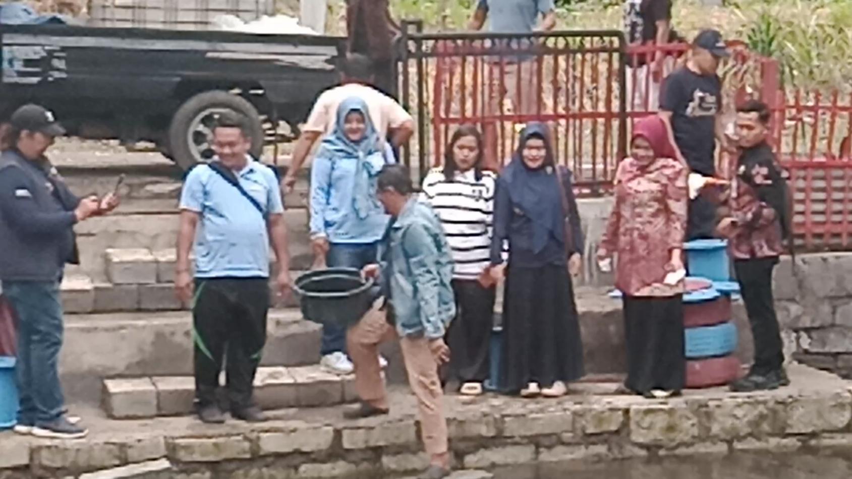 Prosesi penebaran ribuan benih ikan di mata air Gayam