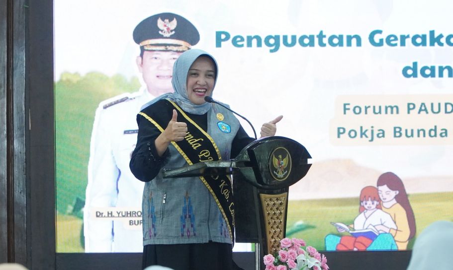 Anis Kartika Yuhronur Efendi, Ketua Forum Pendidikan Anak Usia Dini (PAUD) Lamongan saat mengisi acara Seminar Parenting Ayah Bunda