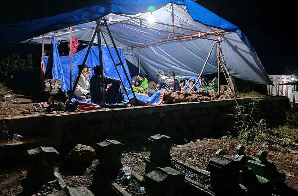 Tradisi menjaga kuburan di lereng pegunungan Sumbermalang Situbondo. 