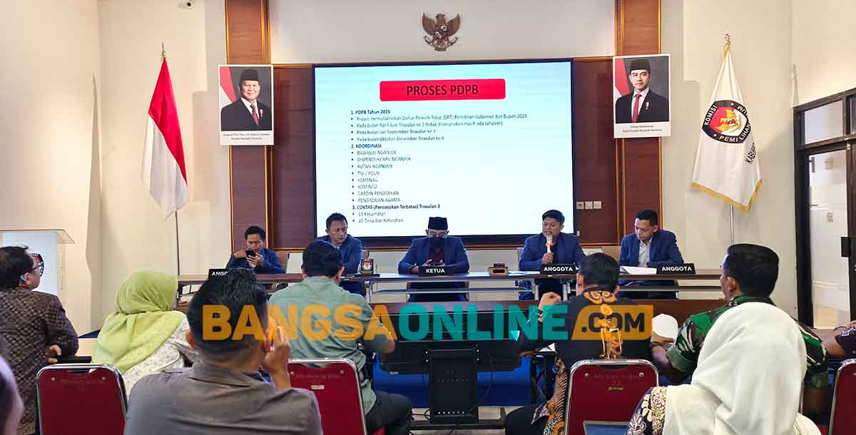 Komisioner KPU Nganjuk, Achmad Zam Zami, saat memberi paparan. Foto: RAFLI FAJRI JULIANTO/BANGSAONLINE