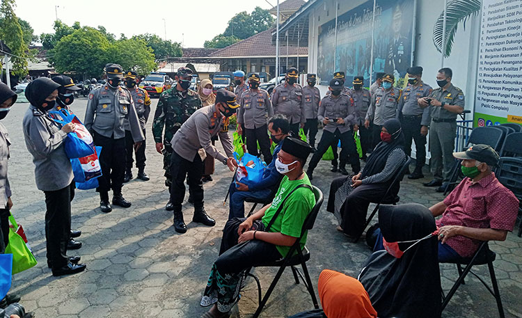 Polres Probolinggo kembali menyalurkan bantuan sosial (bansos) untuk masyarakat terdampak PPKM darurat. (foto: ist)
