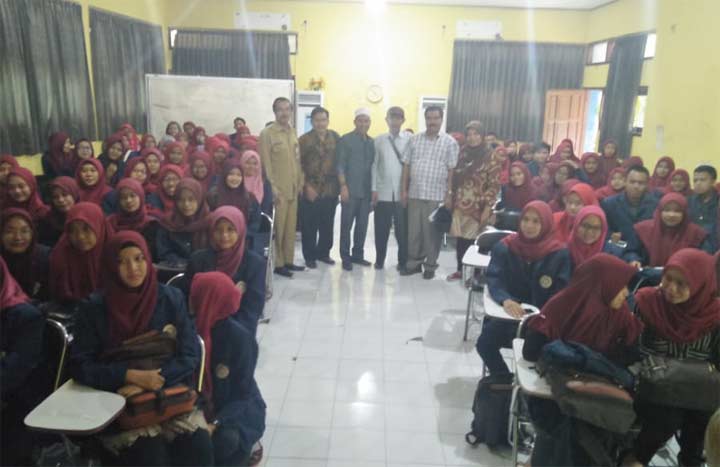 Ketua Komisi III Asroin Widiana bersama anggota saat audiensi dengan civitas Fakultas Vokasi Gresik. foto: SYUHUD/ BANGSAONLINE