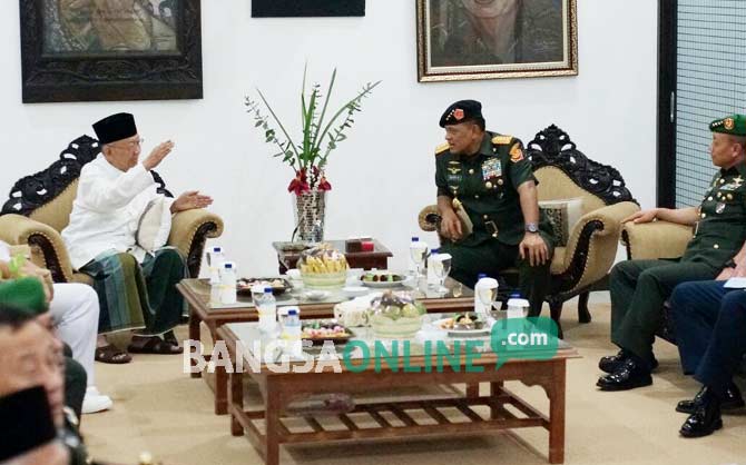 Gus Solah berbincang dengan Panglima TNI Jenderal Gatot Nurmantyo di dalem Kasepuhan Tebuireng. foto: RONY S/ BANGSAONLINE