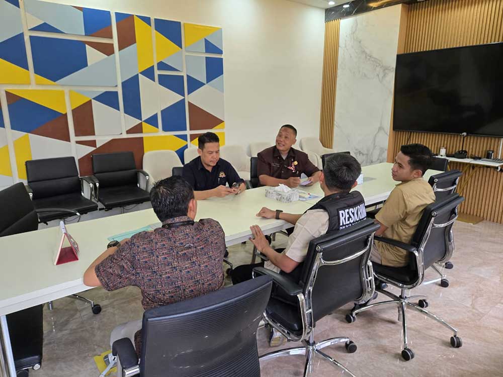 Satgas Anti Premanisme saat berkoordinasi dengan bersosialisasi langsung ke Perusahaan Sampoerna TBk, Kraksaan. (Ist)