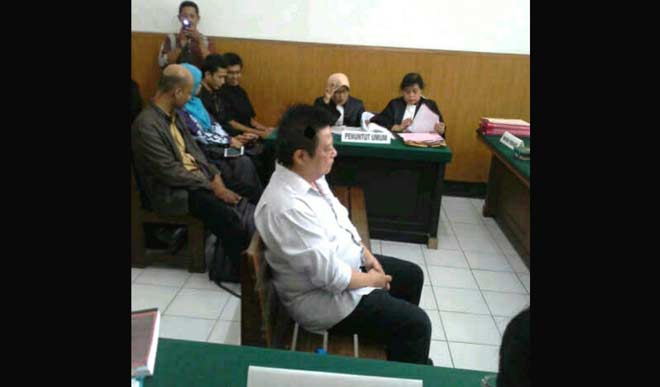 Terdakwa Helito saat duduk di kursi pesakitan dalam sidang kasus penipuan pembangunan Mall Bondowoso City di PN Surabaya, kemarin (21/7). foto: IRWAN S/ BANGSAONLINE