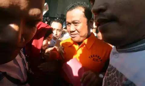 Bupati Subang, Ojang Suhanda resmi jadi tersangka dan ditahan KPK, Selasa (12/4).