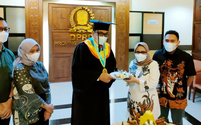 Dr. Drs. Andik Fadjar Tjahjono, M.Si, Sekretaris DPRD Jatim menggelar tasyakuran sederhana bersama keluarga setelah meraih gelar doktor dari FISIP Unair Surabaya. foto: istimewa