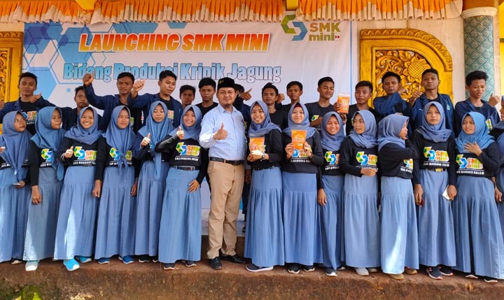 Moh. Fauzi, Kepala Sekolah SMK Mambaus Salam bersama para siswa-siswi saat launching pelatihan membuat kripik jagung.