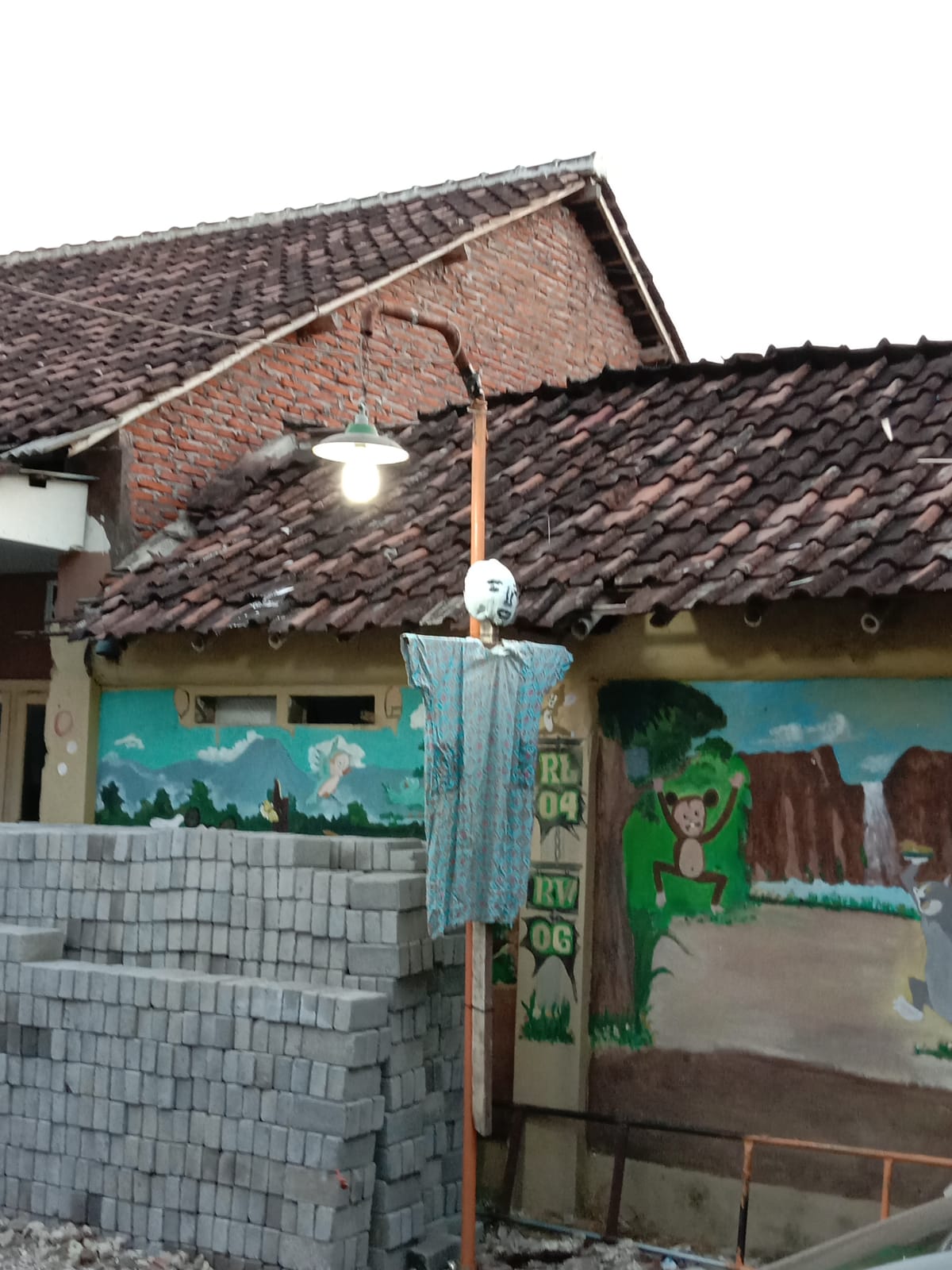 Inilah satu patung yang dipasang warga di rumah mereka di Dusun Biting Desa Kutorenon Kecamatan Sukodono Lumajang Jawa Timur Foto: bangsaonline.com 