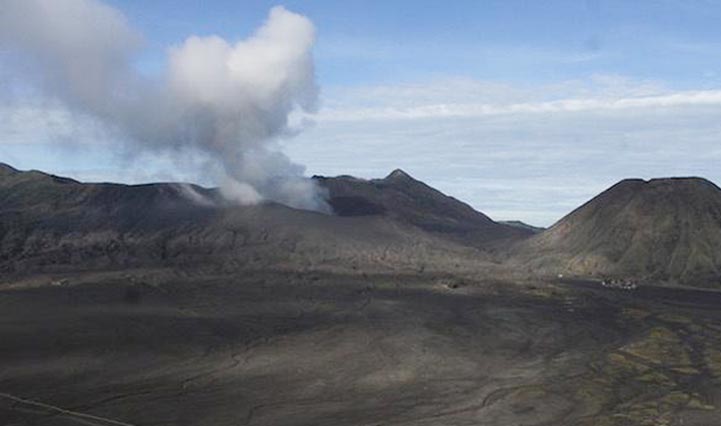 Gunung Bromo mengeluarkan asap yang tingginya mencapai 700 meter dari puncak.