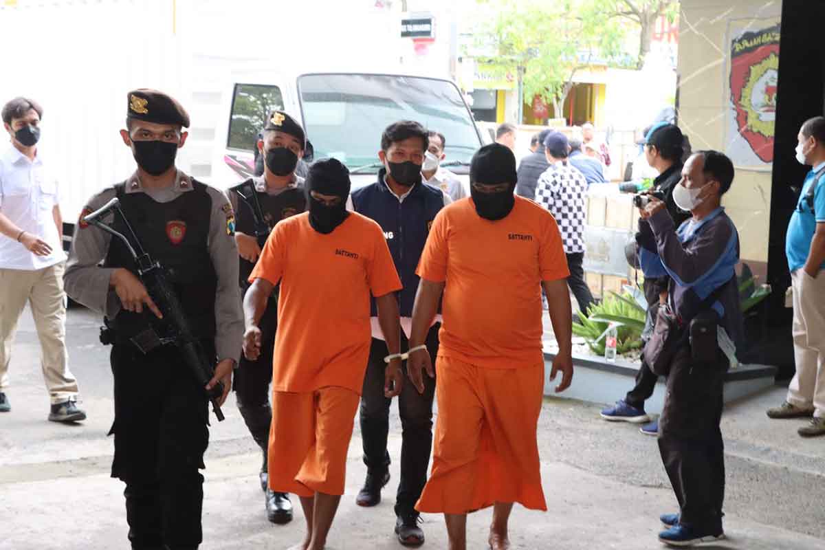 Kedua pelaku penyelundupan MJ (42) asal Surabaya dan PU (54) warga Sidoarjo di Polres Tulungagung, Rabu (30/11/2022).