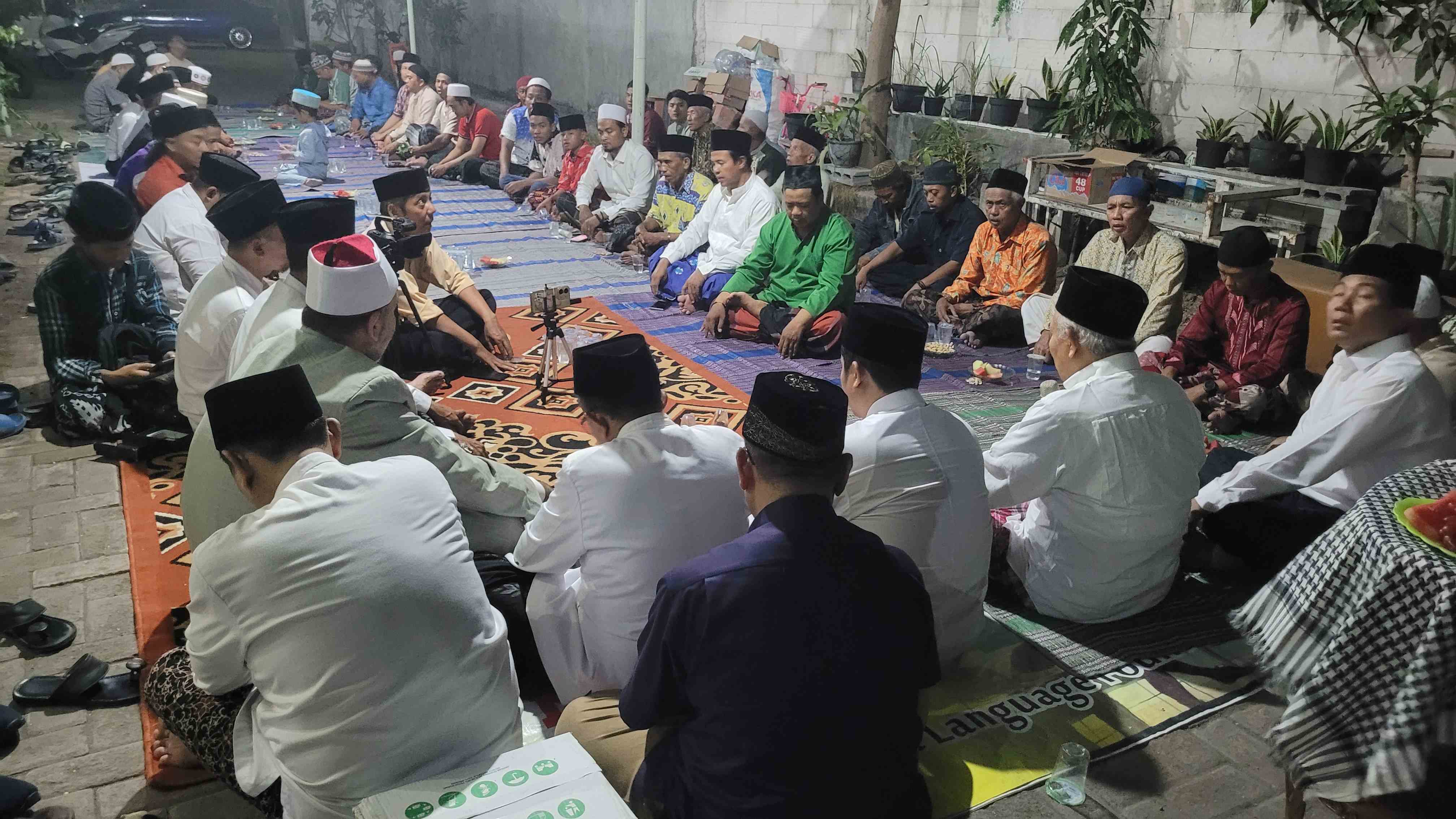 Prof Dr KH Asep Saifudddin Chalim, MA, bersama rombongan Jaringan Kiai dan Santri Nasional (JKSN) saat melakukan ta’ziyah dan tahli di rumah duka almarhum Mufti Alfian di Darmasi Buduran Sidoarjo, salah seorang korban reruntuhan mushala Pondok Pesantren Al Khoziny, Senin (20/10/2025) malam. Foto: bangsaonline