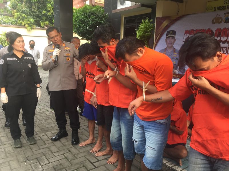 Para pelaku saat dihadirkan di konferensi pers Polsek Rungkut. Foto: Rusmiyanto/BANGSAONLINE