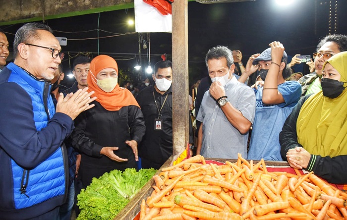 Gubernur Khofifah mendampingi Menteri Perdagangan Zulkifli Hasan melakukan sidak ke Pasar Keputran Jl. Urip Sumoharjo, Kelurahan Keputran, Kecamatan Tegalsari, Kota Surabaya, Sabtu (30/7/2022).