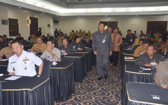 Bupati Sambari HR saat hendak mengisi materi Assesment pejabat di Hotel Singgasana, Surabaya. foto: syuhud/ BANGSAONLINE