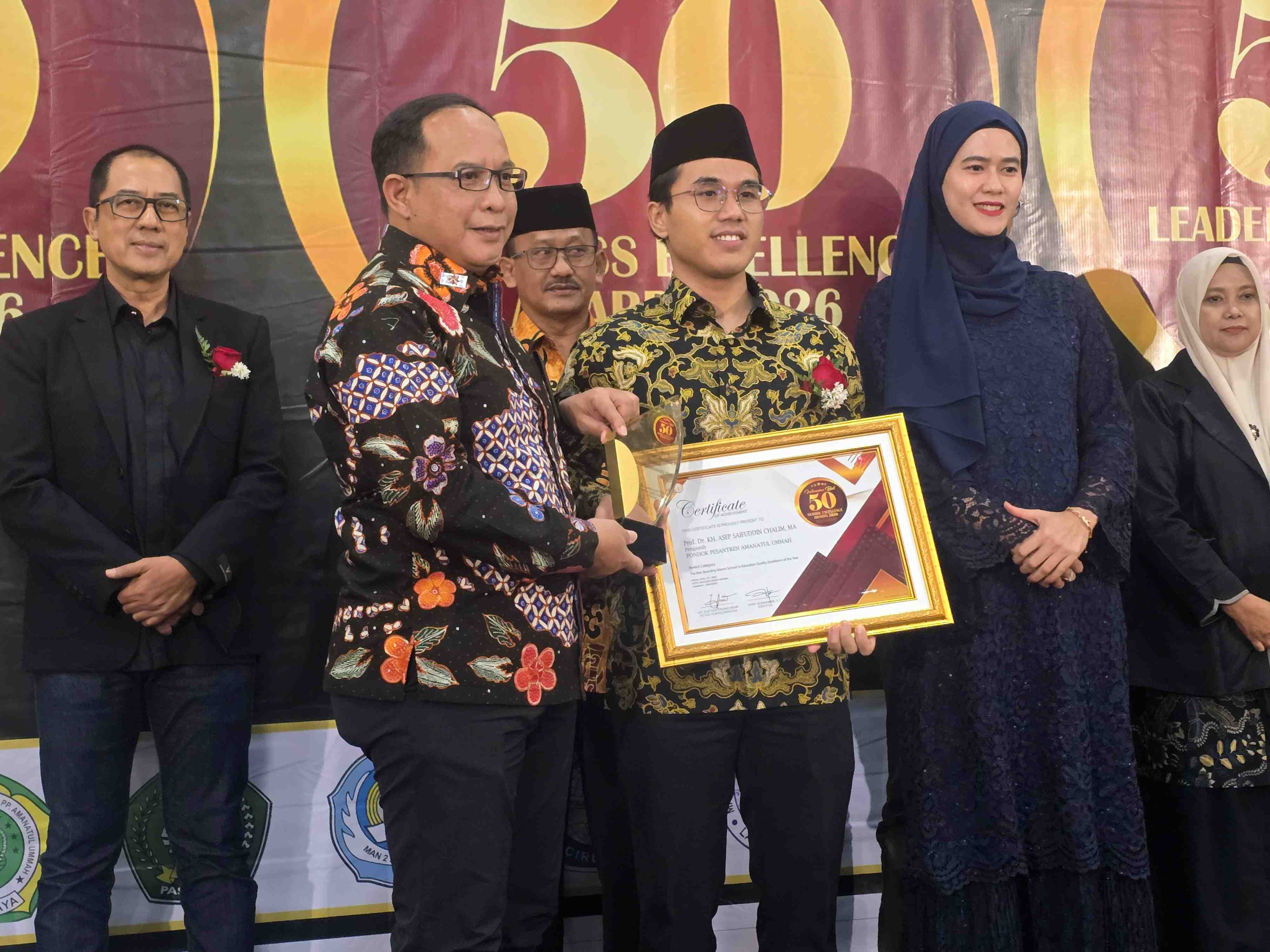 Gus Azmi  saat menerima penghargaan didampingi Kepala Badan Pengembangan Sumber Daya Manusia (BPSDM) Pemerintah Provinsi Jawa Timur Dr Ramliyanto, SP, MP dan didampingi Direktur Indonesia Achivement Center Fitria Widistuti di Hotel Mercure Surabaya, Jumat (24/4/2026) malam. Foto: MMA/bangsaonline