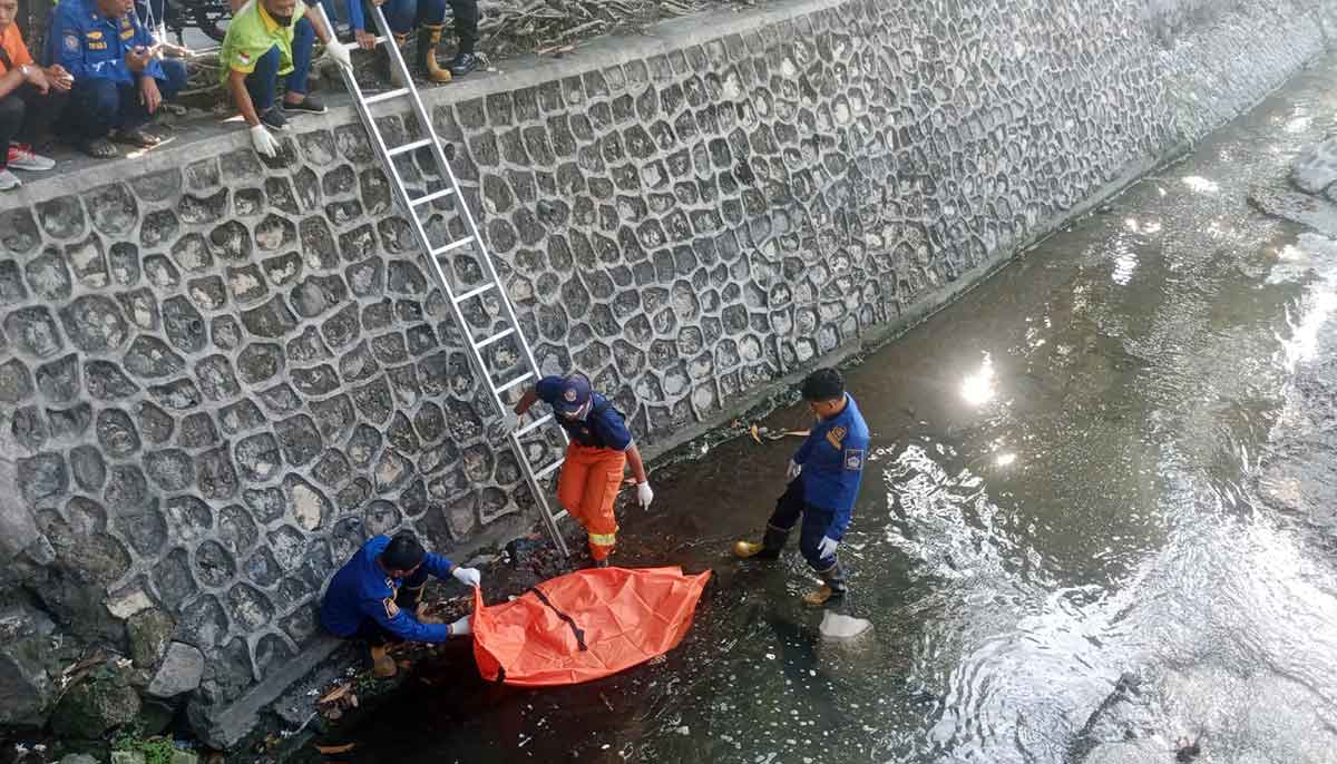 Petugas Damkar Gresik saat mengevakuasi korban. Foto: Ist