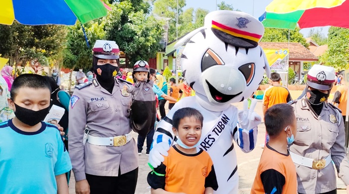 Jajaran Satlantas Polres Tuban memberikan motivasi dan sosialiasi pencegahan Covid-19 kepada ratusan siswa disabilitas SDLB dan SMPLB Negeri di Jalan Wahidin Sudirohusodo, Jumat (1/10).
