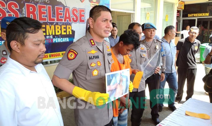 Kapolres Jember AKBP Alfian Nurrizal menghadirkan tersangka pembacokan dan menunjukkan foto korban saat rilis di mapolres.