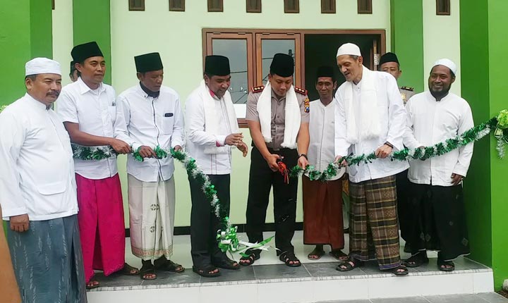 Kapolres Bangkalan AKBP Rama Samtama Putra melakukan pengguntingan pita untuk meresmikan Gedung Diniyah Al Mukhlisin di Mlajah, Bangkalan, Sabtu (15/2).