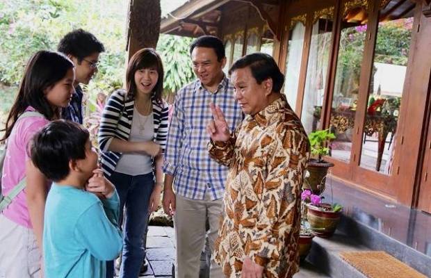 ?
Wakil Gubernur Basuki Tjahaja Purnama atau Ahok bersama keluarga sedang berkunjung ke kediaman Ketua Dewan Pembina Gerindra Prabowo Subianto di Bukit Hambalang, Sabtu 1 Februari 2014. Sumber dan foto: Tempo


