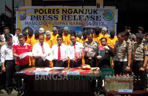 Satresnarkoba Polres Nganjuk menunjukkan barang bukti dan tersangka kasus narkoba dari hasil Operasi Tumpas Narkoba Semeru 2017. foto: INTAN/ BANGSAONLINE